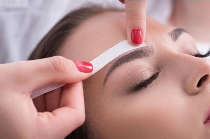 Eyebrows and upper lips waxing