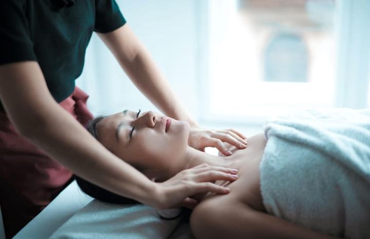 Shoulders massage
